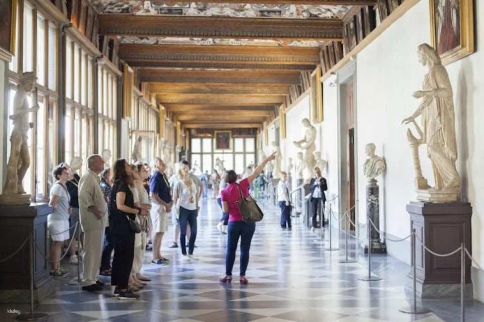 Small group Uffizi masterclass with an art historian