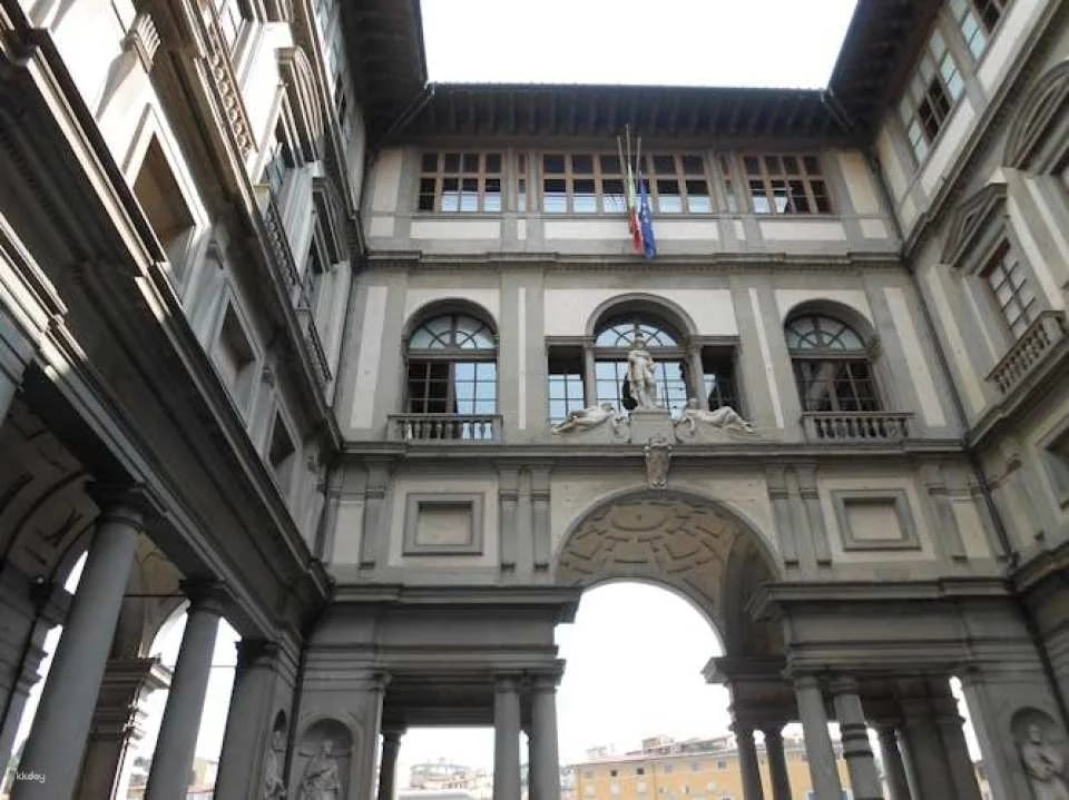 Small group Uffizi masterclass with an art historian