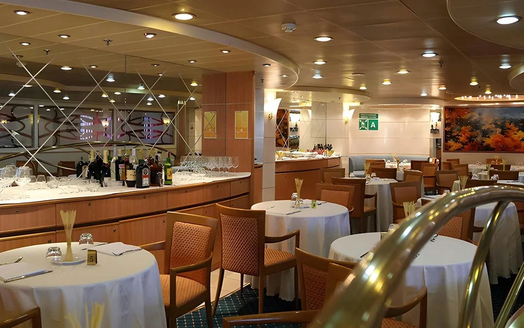 SNAV Ferry Tickets: Naples to/from Capri Image 4