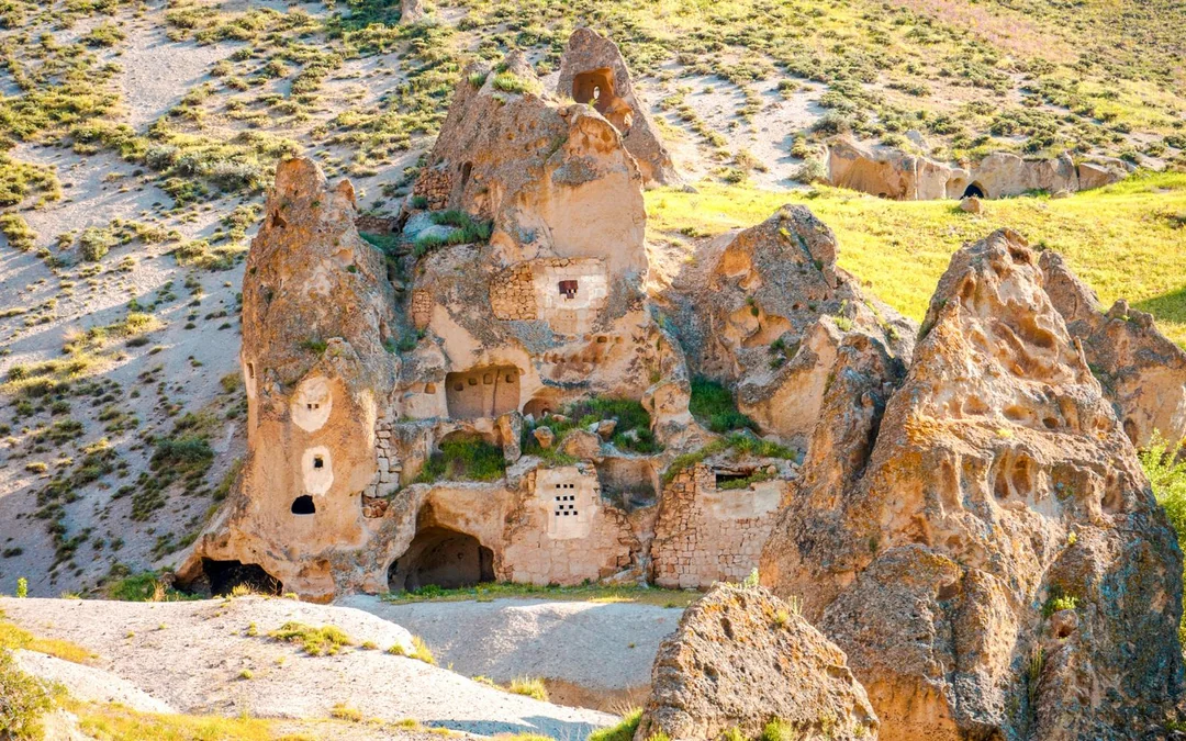 Soğanlı Valley Sunrise Hot Air Balloon Tour with Breakfast & Transfers Image 3