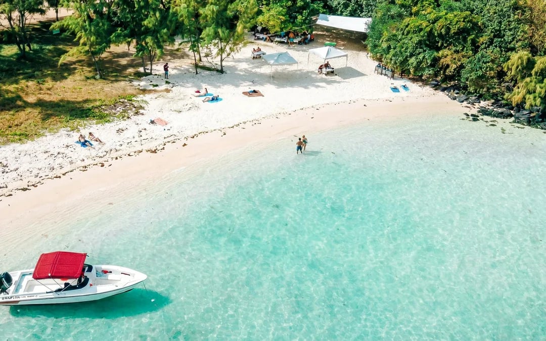 Speedboat trip to Ile aux Cerfs with Parasailing, Tube Riding & Lunch Image 11