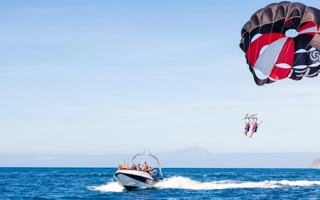 Speedboat trip to Ile aux Cerfs  with Parasailing, Tube Riding & Lunch Image 9