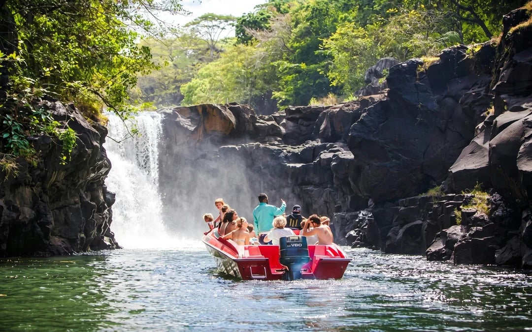Speedboat trip to Ile aux cerfs with Private Island Lunch Image 1
