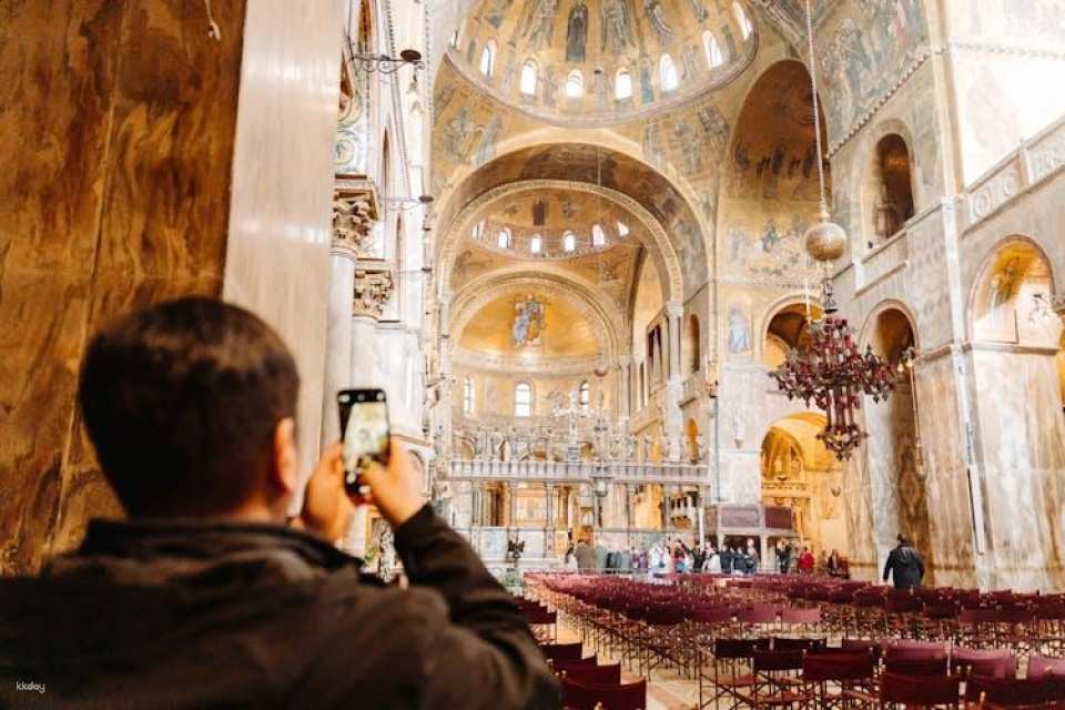 St. Mark's Basilica and Doge's Palace Guided Tour with Gondola Ride