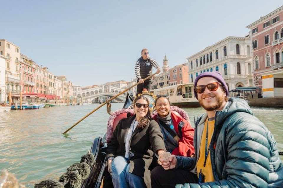 St. Mark's Basilica and Doge's Palace Guided Tour with Gondola Ride