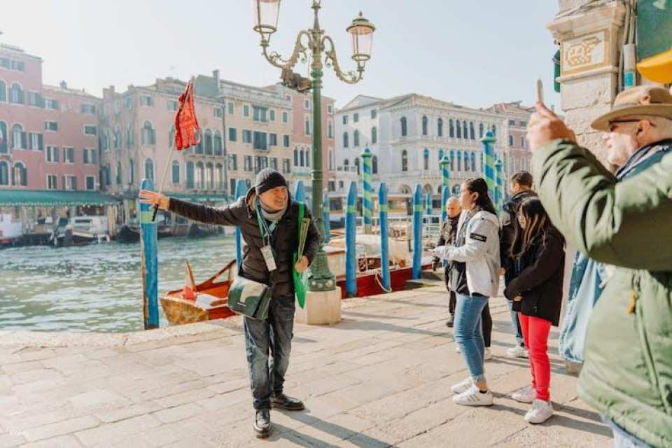 St. Mark's Basilica and Doge's Palace Guided Tour with Gondola Ride