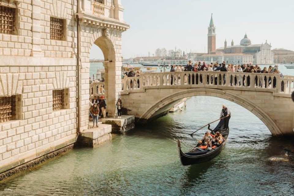 St. Mark's Basilica and Doge's Palace Guided Tour with Gondola Ride