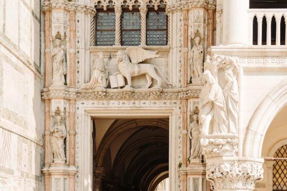 St. Mark's Basilica and Doge's Palace Guided Tour with Gondola Ride