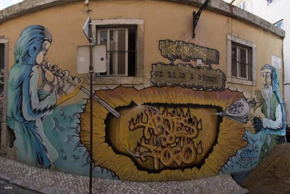 Street art and undiscovered Lisbon tour by tuk tuk