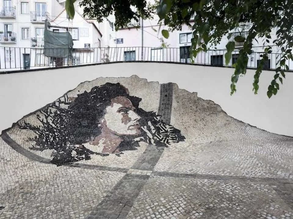 Street art and undiscovered Lisbon tour by tuk tuk