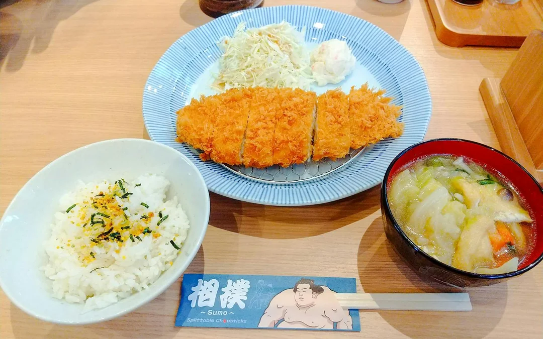 Sumo Show with a Retired Wrestler & Tonkatsu Lunch · Sumida Image 2