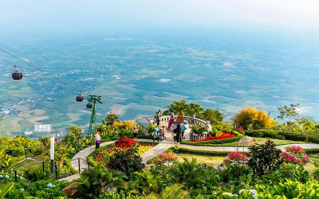 Sun World Ba Den Mountain Cable Car Tickets to Van Son Peak Image 1