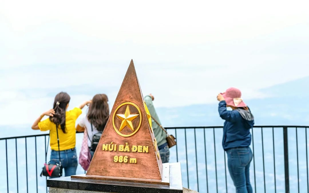 Sun World Ba Den Mountain Cable Car Tickets to Van Son Peak Image 8