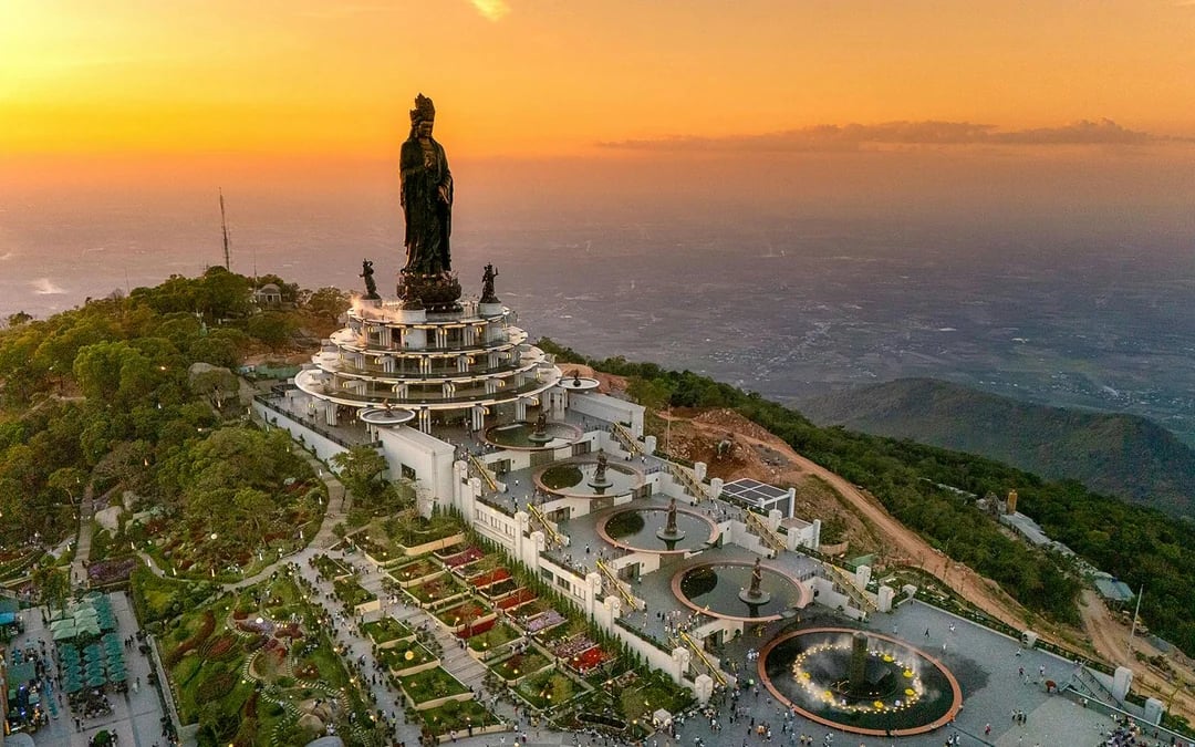 Sun World Ba Den Mountain Cable Car Tickets to Van Son Peak Image 10