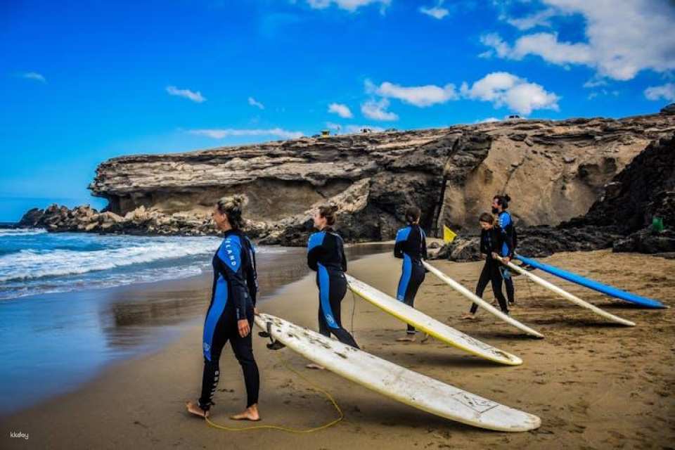 Surfing lessons in the south of Fuerteventura with transfers