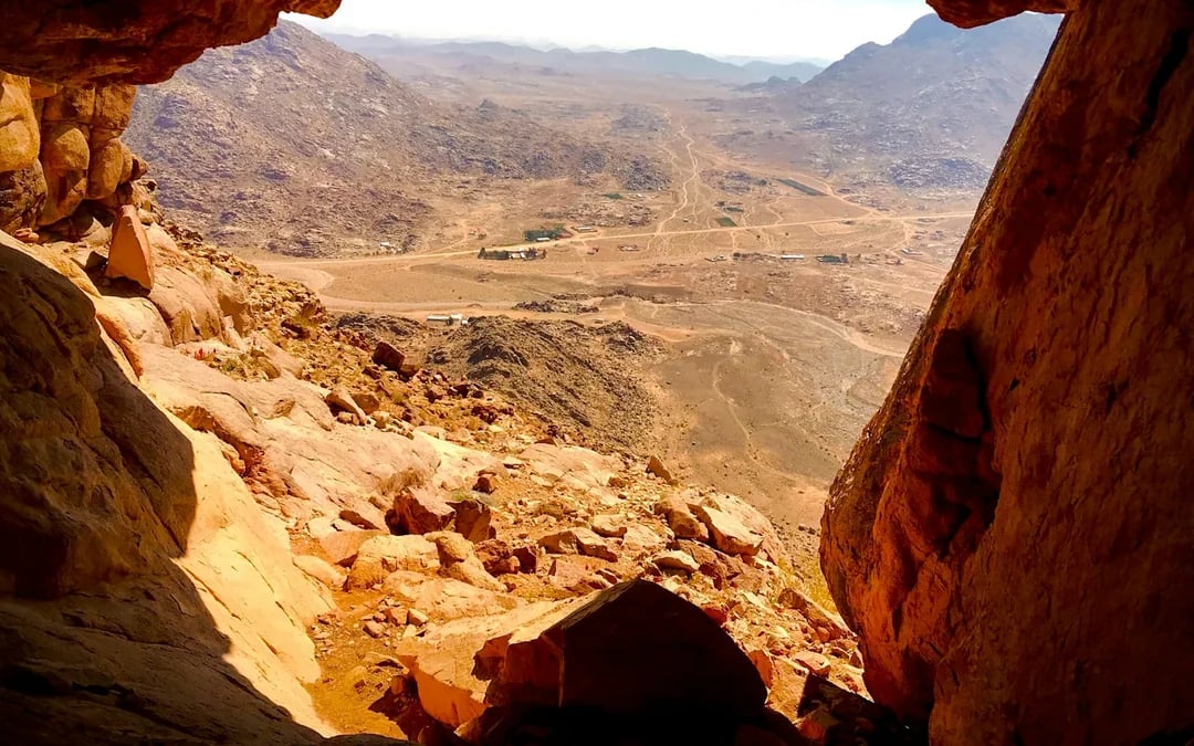 Tabuk Region Mount Sinai Candidate Sites Guided Tour: Jabal Maqla and Split Rock Image 1
