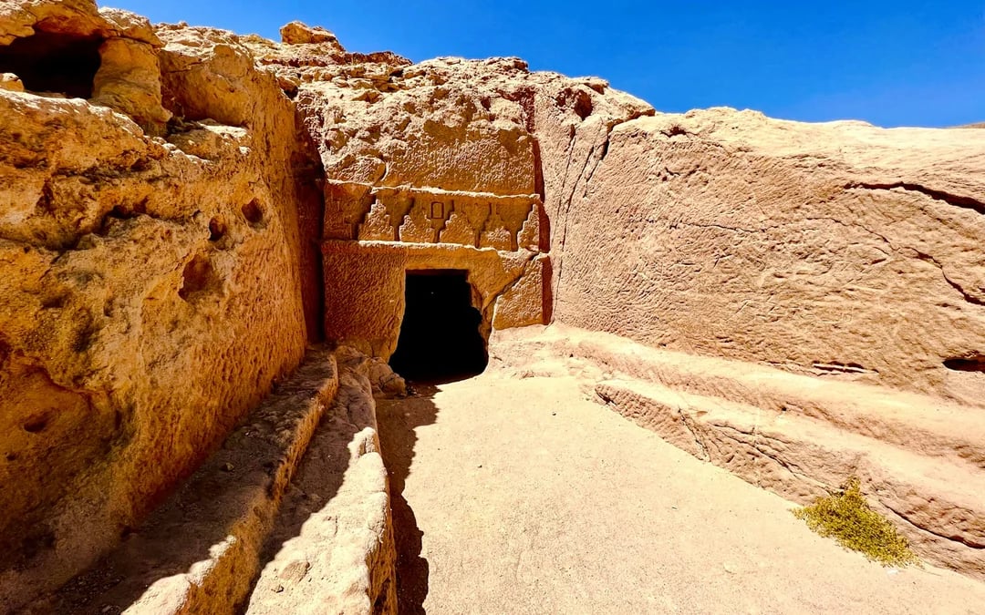 Tabuk Region Mount Sinai Candidate Sites Guided Tour: Jabal Maqla and Split Rock Image 2