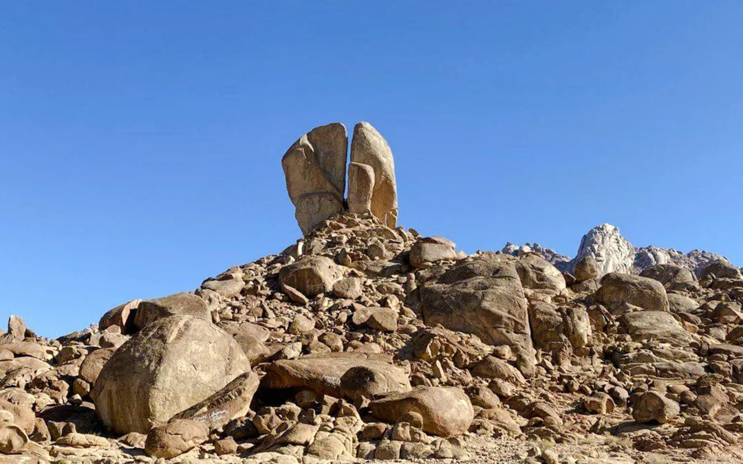 Tabuk Region Mount Sinai Candidate Sites Guided Tour: Jabal Maqla and Split Rock Image 5