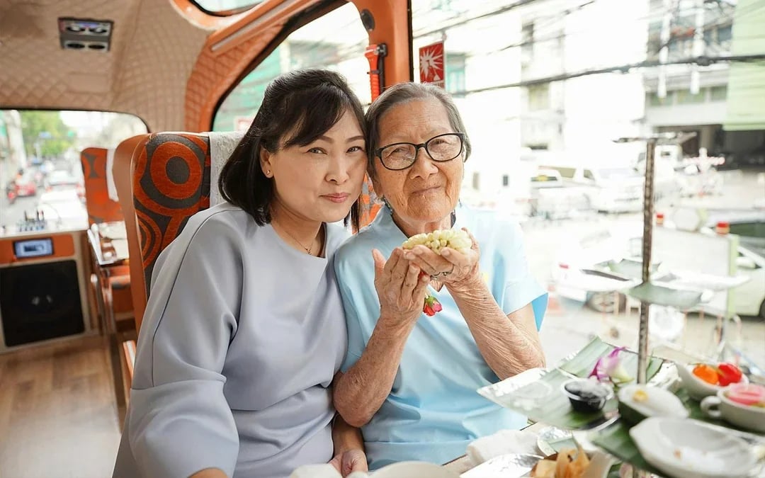 Thai Bus Food Tour Image 9