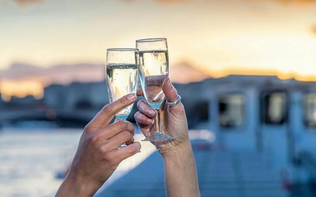 Thames River Dinner Cruise with Sunset Views and Drinks  Image 8