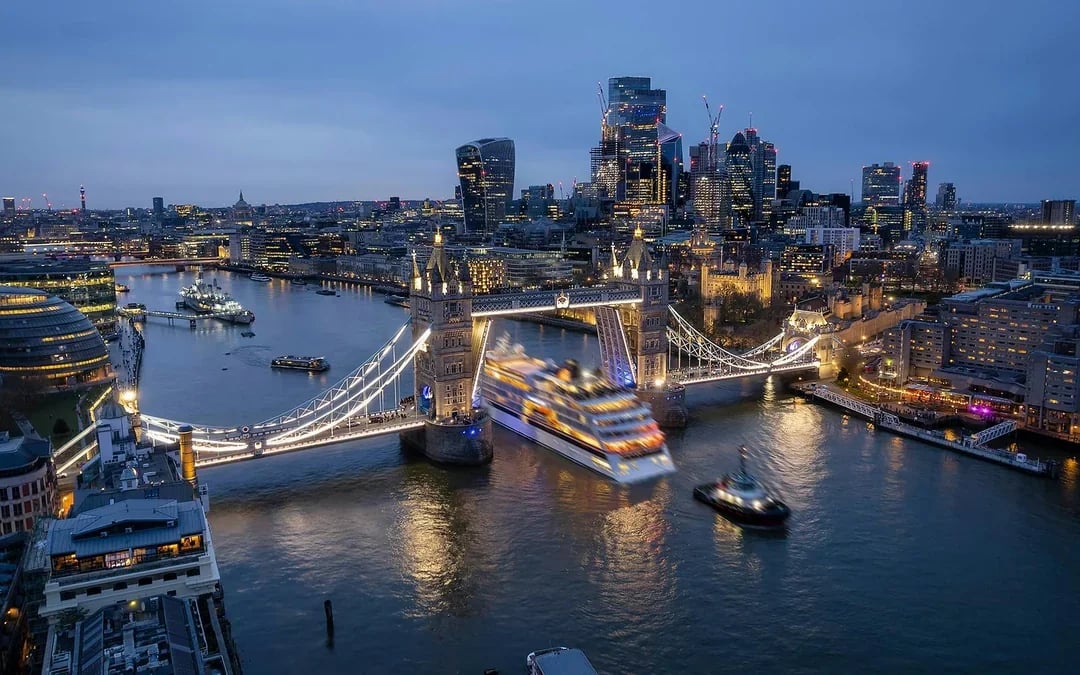 Thames River Dinner Cruise with Sunset Views and Drinks Image 12