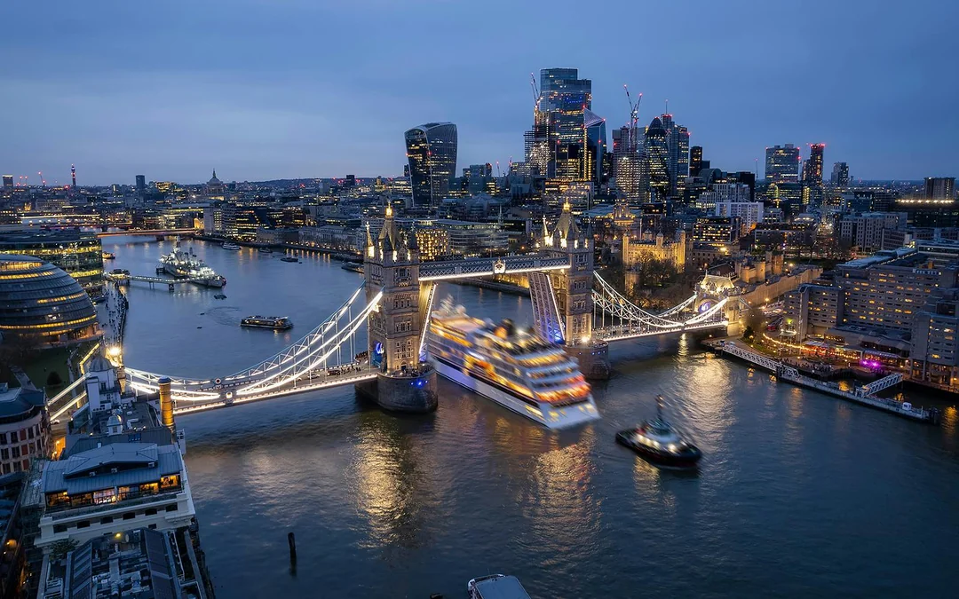 Thames River Dinner Cruise with Sunset Views and Drinks Image 12