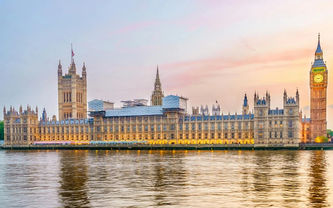 Thames River Evening Cruise with Sunset Views, Sparking Wine & Canapés Image 4