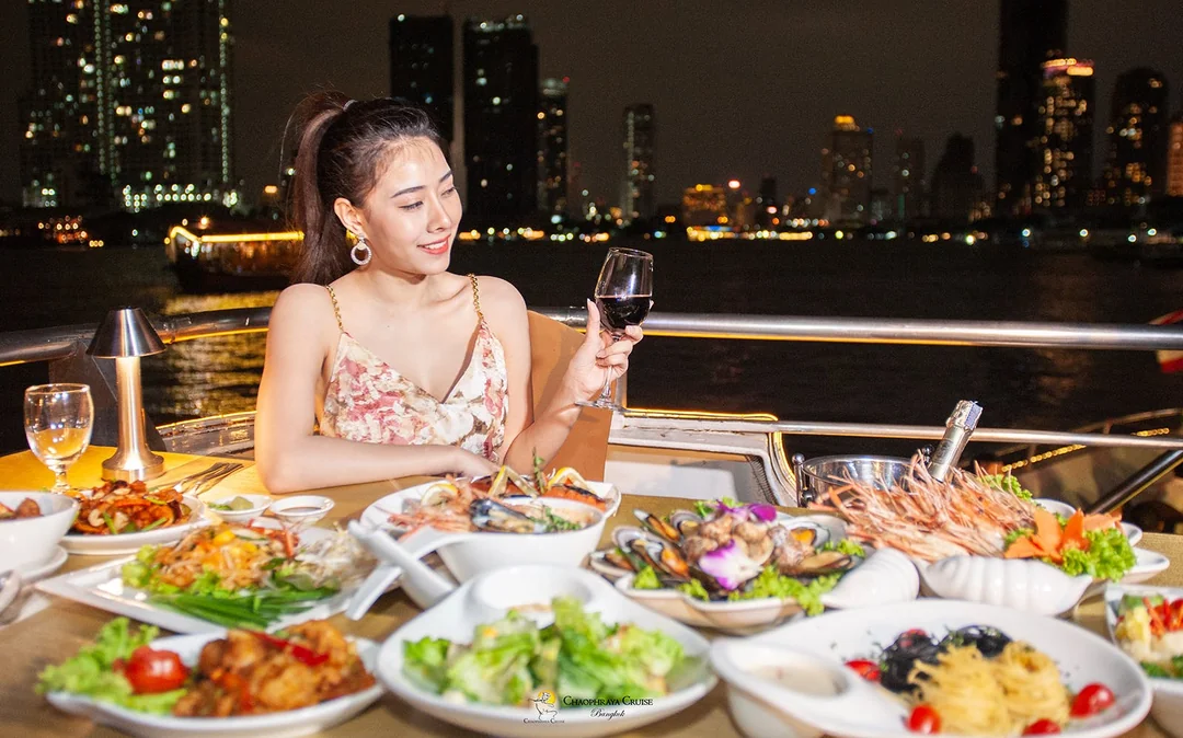 The Grand Chao Phraya Cruise with Buffet Dinner & Live Music Image 4