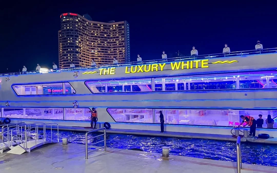 The Luxury White Dinner Cruise at ICONSIAM Image 2