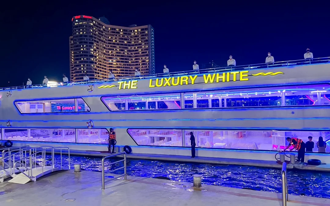 The Luxury White Dinner Cruise at ICONSIAM Image 2