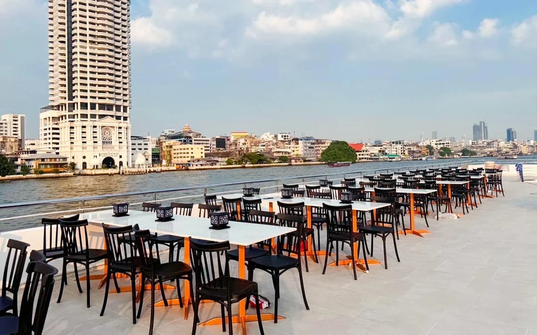 The Luxury White Dinner Cruise at ICONSIAM Image 7