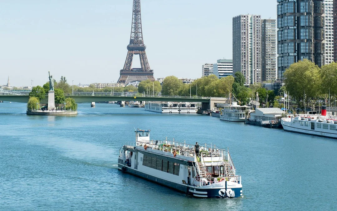Théo Boat Seine River Brunch Cruise with Italian Menu Image 2