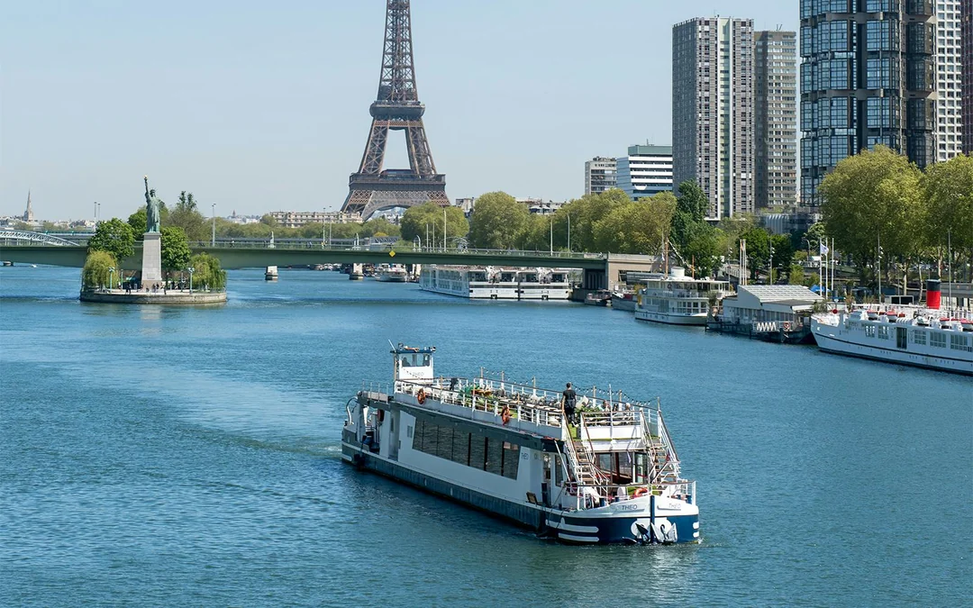 Théo Boat Seine River Dinner Cruise with Italian Menu Image 2
