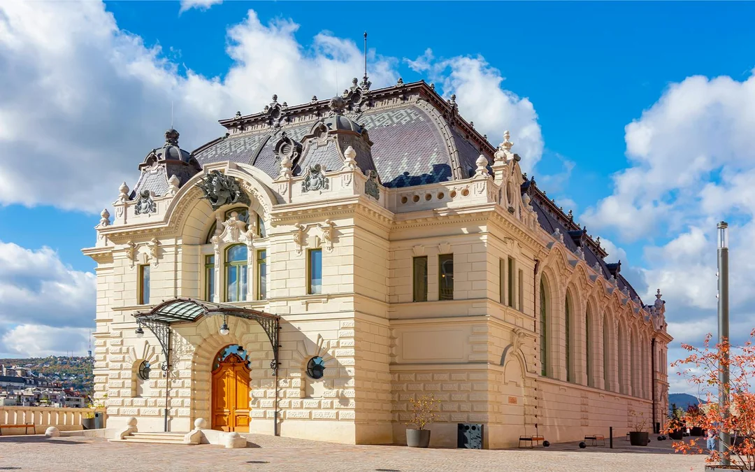 Tickets to Hungarian Royal Guard Exhibition & Royal Riding Hall with a 3-Course Meal in Buda Castle Image 1