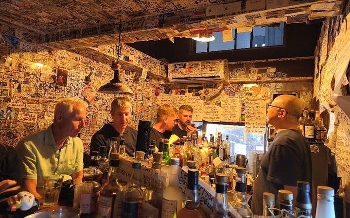 Tokyo Bar Hopping Tour in Shinjuku (All-You-Can-Drink + Dinn Image 2