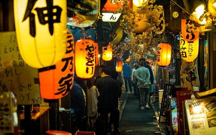 Tokyo Bar Hopping Tour in Shinjuku (All-You-Can-Drink + Dinn Image 5