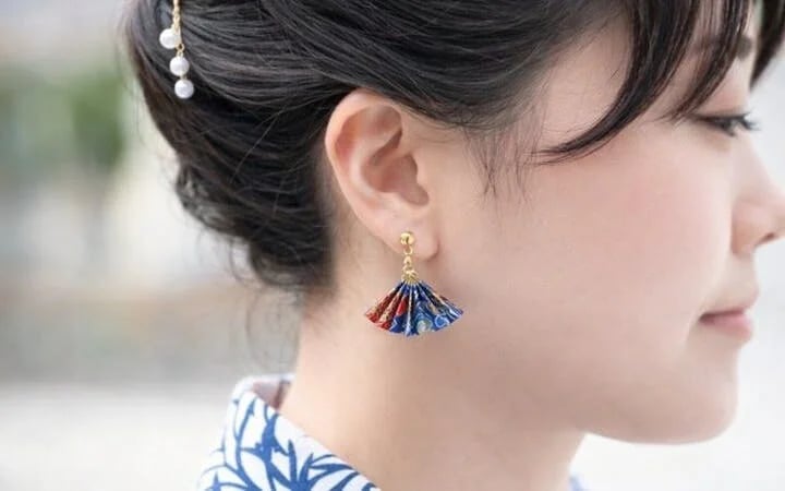 Tokyo: Create Your Own Handmade Origami Jewelry in Shinjuku Image 9
