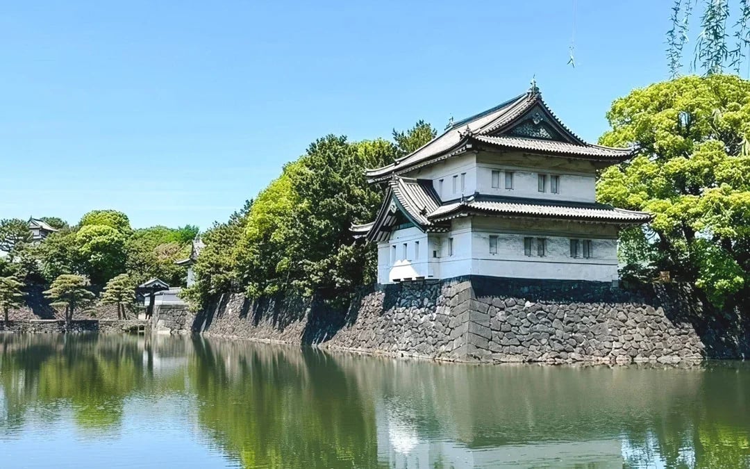 Tokyo: Imperial Palace East Gardens & Edo Castle Guided Walking Tour Image 4