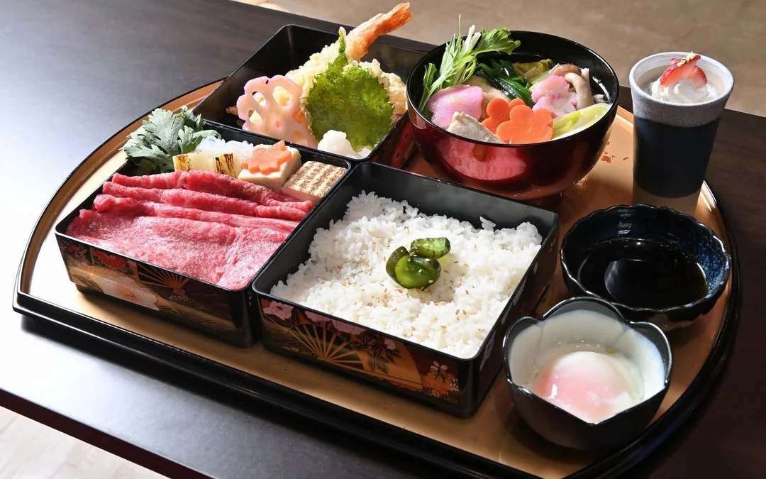 Tokyo: Premium Sumo Show with Wagyu Dinner, Unlimited Drinks & Geisha Dance in Asakusa Image 5