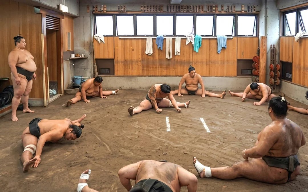 Tokyo Ryogoku Sumo Morning Practice + Photo Shoot with Wrestlers Image 2