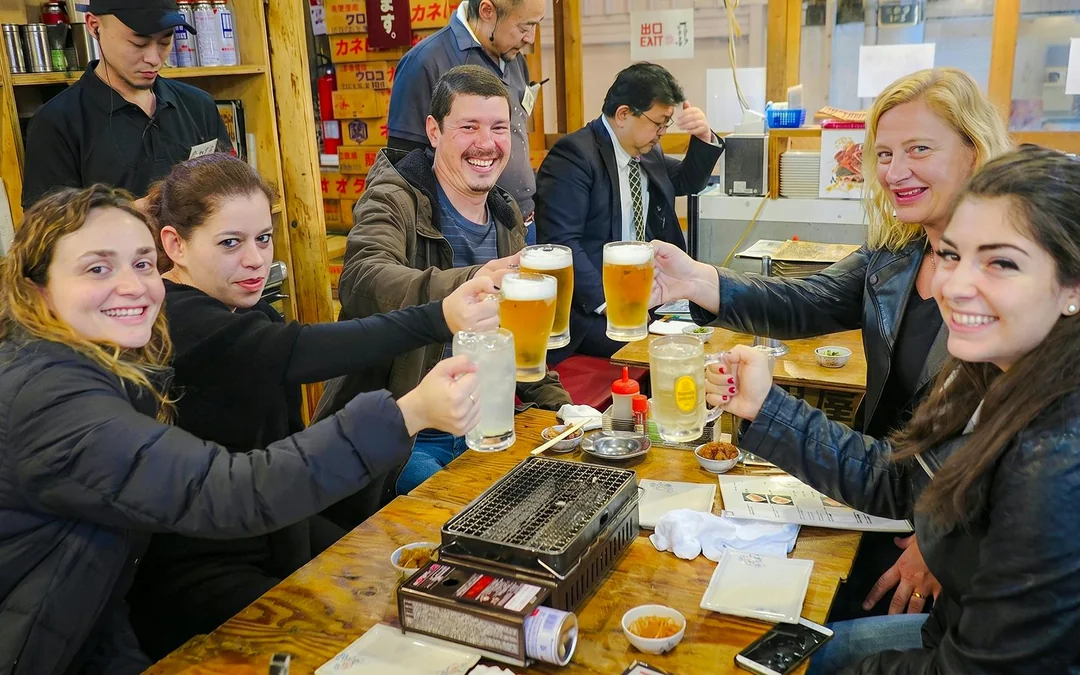 Tokyo: Shinjuku Bar Hopping Tour with All-You-Can-Drink and Dinner Image 2