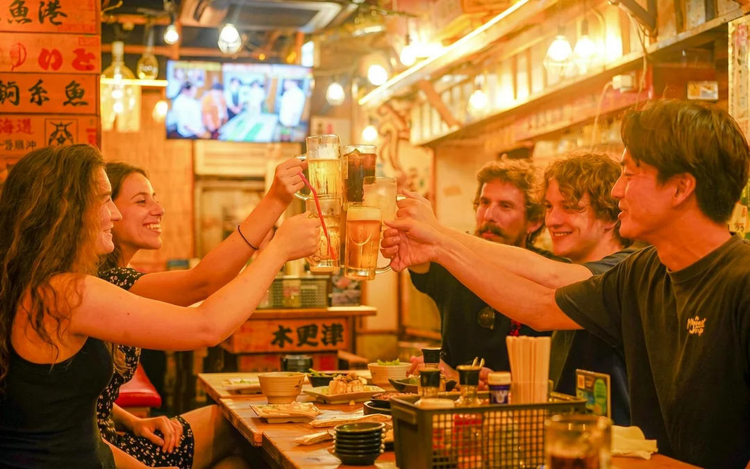 Tokyo: Shinjuku Bar Hopping Tour with All-You-Can-Drink and Dinner Image 5