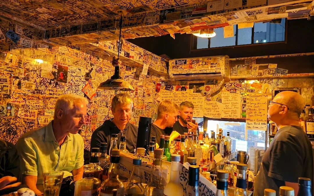 Tokyo: Shinjuku Bar Hopping Tour with All-You-Can-Drink and Dinner Image 7