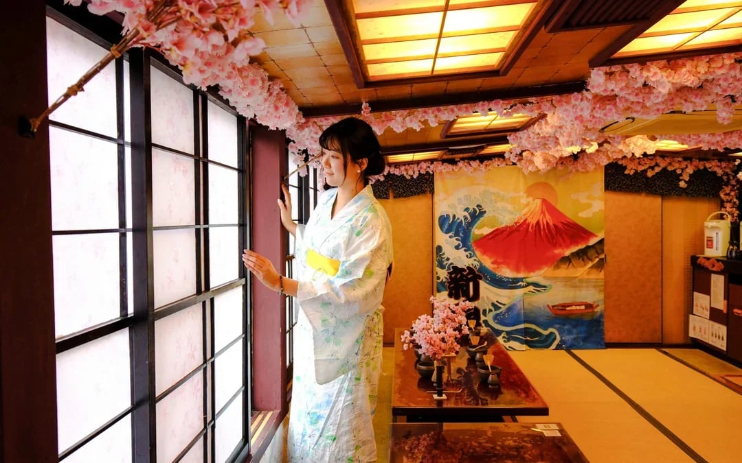 Tokyo Spring Tea Ceremony Cruise with Cherry Blossom Theme & desserts & show Image 5