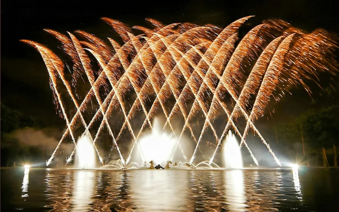 Tootbus Versailles Night Fountains Show from Paris Image 2