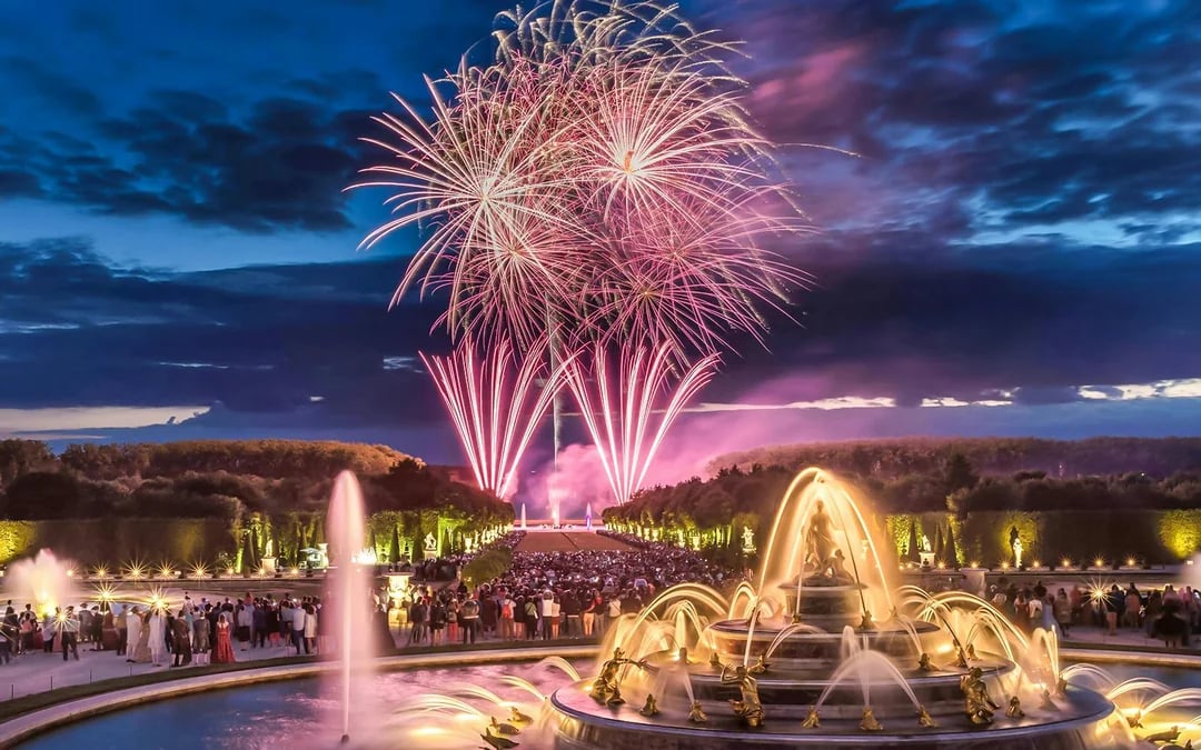 Tootbus Versailles Night Fountains Show from Paris Image 3