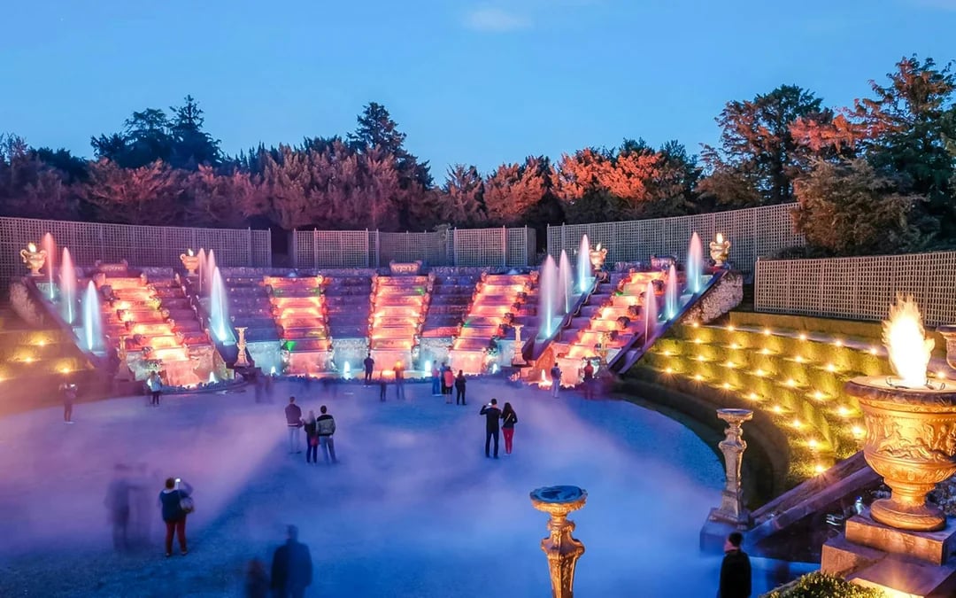Tootbus Versailles Night Fountains Show from Paris Image 6