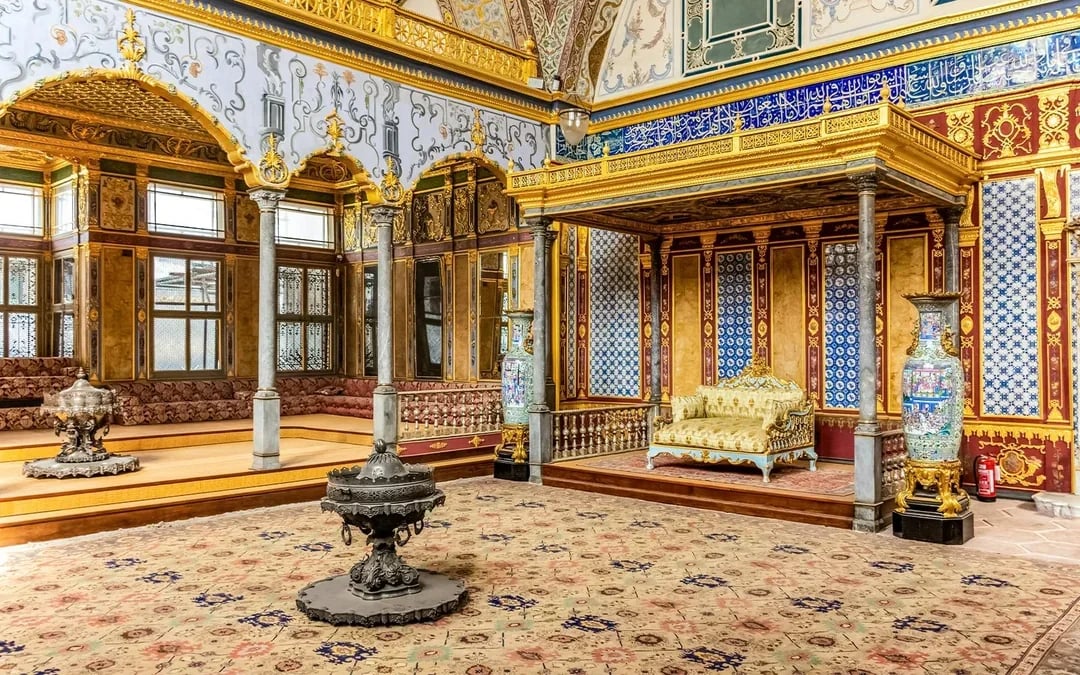 Topkapi Palace & Harem + Hagia Irene Skip-the-Line Guided Tour Image 2