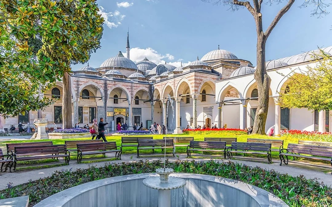 Topkapi Palace & Harem + Hagia Irene Skip-the-Line Guided Tour Image 6