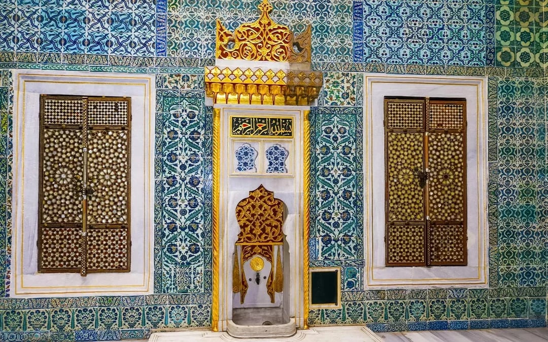 Topkapi Palace & Harem + Hagia Irene Skip-the-Line Guided Tour Image 7